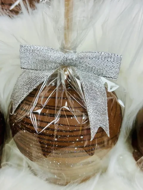 1 Apple dipped in milk chocolate finished with a contrasting chocolate stripe