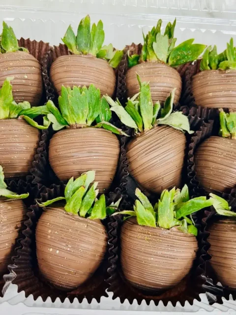 1 dozen strawberries dipped in sugar free chocolate or carob chips ( VEGAN ) finished with a contrasting chocolate stripe